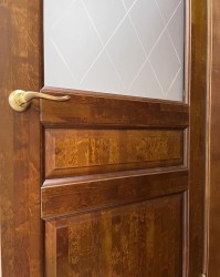 Межкомнатная дверь Гармония массив античный орех остекленная